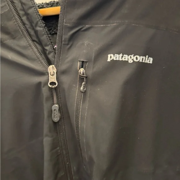 Patagonia Black Performance Jacket with Hood and Lightweight Design - Picture 11 of 13